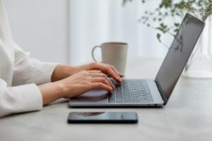 ノーコードWeb制作の企業向けプランとは？料金や機能の違いを比較できる？